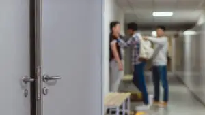 Violența în școli poate avea rădăcini în familie. Un medic psihiatru explică: A-ți apăra copilul nu înseamnă să-i justifici orice comportament