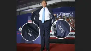 Donald Trump, surprins într-un costum ieftin fabricat în Asia. Detaliul de pe etichetă care contrazice total discursul „America First”