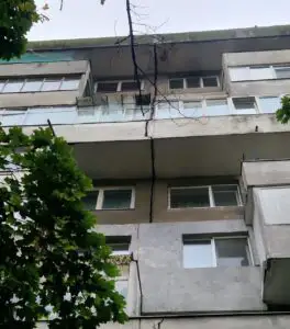 65 de persoane, evacuate dintr-un bloc din Drumul Taberei. O fisură de 5 cm se întinde între etajele 5 și 8. PMB: De vină e canalizarea blocului