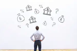 Exclusiv. Românii care au credite trebuie să știe. Cât ar trebui să reprezinte rata din salariu și când merită rambursarea anticipată