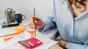 Ai bani în plus în bugetul personal? Cum le poți da o destinație utilă