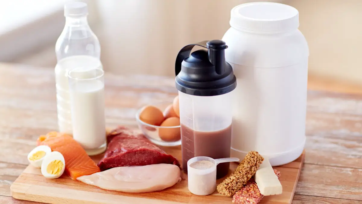 Mesele pot fi înlocuite de shake-uri proteice? Ce spun nutriționiștii despre slăbit și senzația de foame