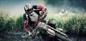Enduro și motocross toamna: cum îți pregătești echipamentul pentru noroi, ploaie și temperaturi scăzute?