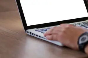 Cum te poți informa despre prețul produselor când cumperi online. O platformă îi ajută pe români să economisească milioane de lei
