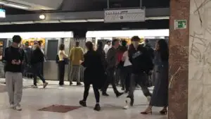 Aventura matinală a călătorului cu metroul spre zona corporatistă a Capitalei. Reportaj