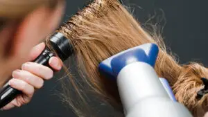 Cum se îngrijește corect părul uscat toamna? Ce greșeli trebuie evitate în sezonul rece?