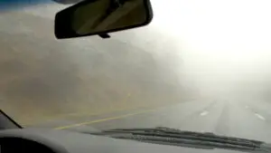 Geamurile mașinii se aburesc foarte ușor, deși ventilația funcționează? Cauzele pe care mulți șoferi le trec cu vederea