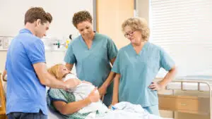 Tații vor putea fi alături de mame în sala de naștere. Ce obligații vor avea maternitățile din România
