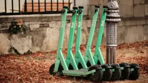 Bucureștiul limitează închirierea trotinetelor electrice la adulți. Operatorii de trotinete electrice riscă amenzi de până la 10.000 de lei și confiscarea vehiculelor