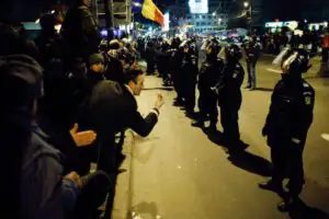 Peste 600 de persoane protestează în Piaţa Universităţii