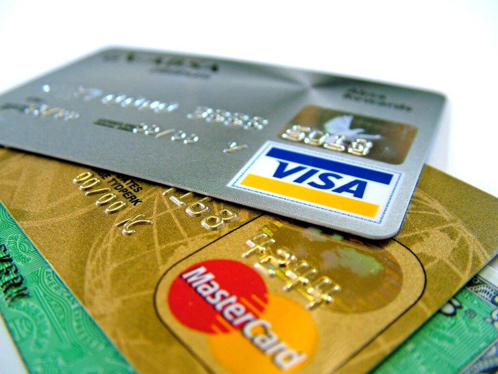 Peste 57% din cheltuielile românilor pe cardul de credit sunt la supermarket