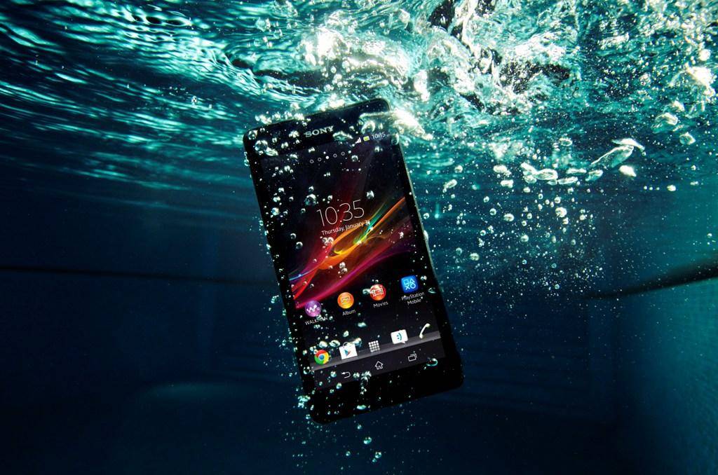 Sony Xperia Z, un smartphone care știe să „înoate”