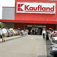 Kaufland va negocia cu angajaţii români