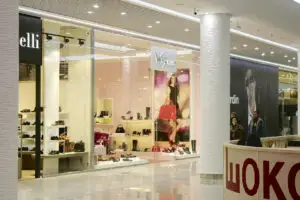 Pantofii scumpi fabricaţi în România „pășesc” pe tărâm străin