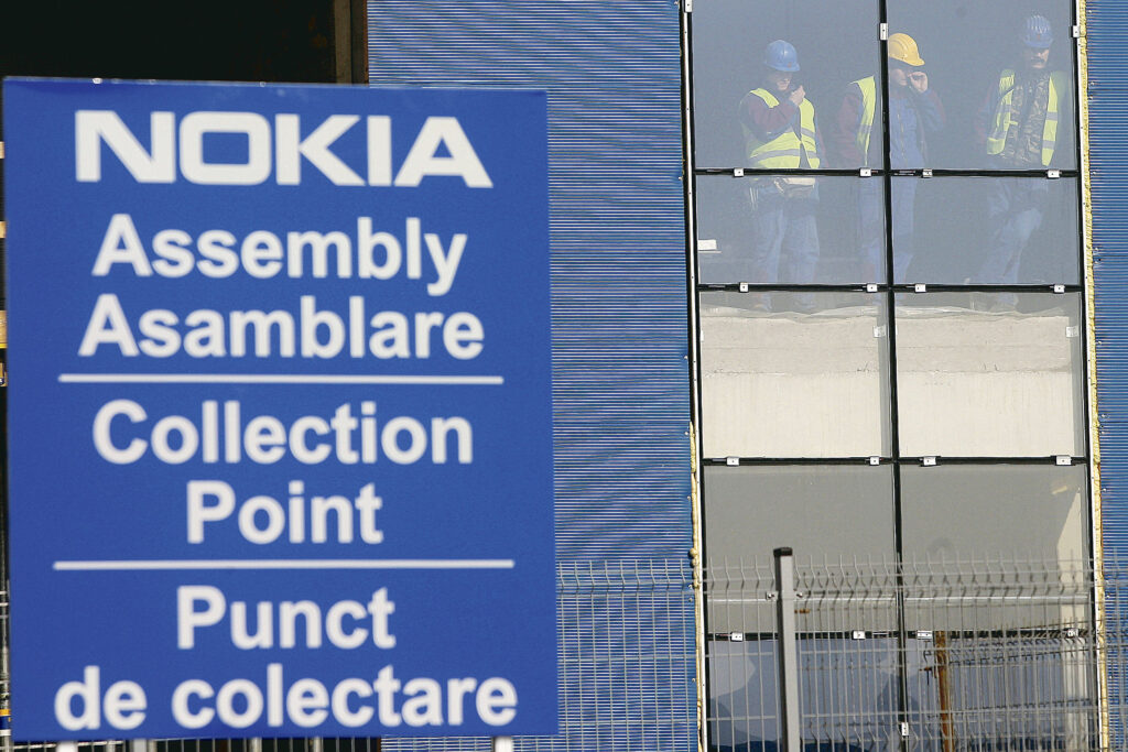 Acţiunile Nokia scad la bursă după anunţarea închiderii fabricii din România