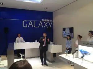 Samsung a ales să deschidă un magazin în Bucureşti. Altele nu mai sunt decât în Londra şi Paris