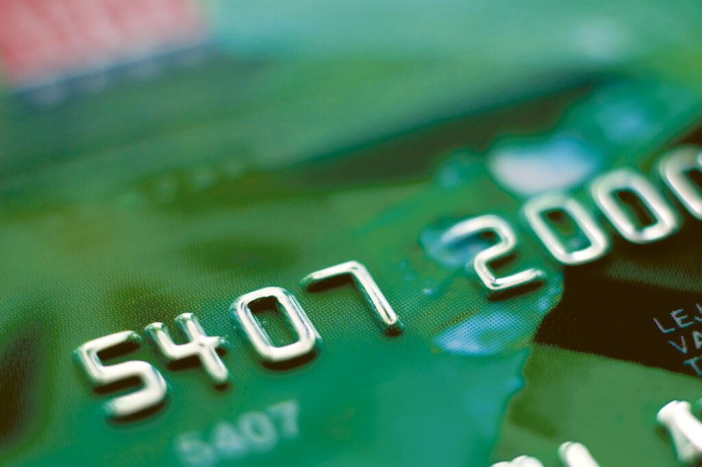 Noua ordine a împrumuturilor: creditul de consum se mută pe card