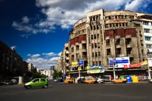 Clădiri de sute de milioane de euro, abandonate în Capitală