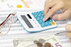 Paradox: Mai bine pe mâna recuperatorilor decât restanţier la bancă