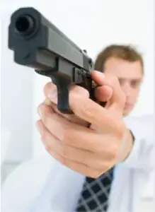 Vârsta minimă pentru cumpărarea de arme letale a crescut de la 18 la 25 de ani