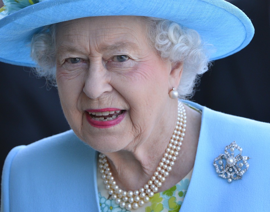 Compania care o îmbracă pe regina Marii Britanii, în insolvenţă?