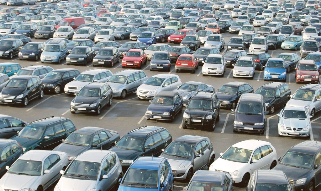 Parcul auto naţional a ajuns la 5,71 milioane de maşini, peste jumătate mai vechi de zece ani