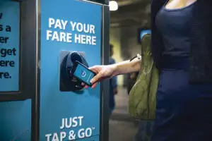 TENDINŢĂ: Telefonul mobil ia locul portofelului