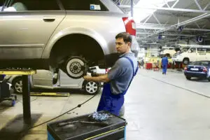 Din 2014 proprietarii mașinilor vor putea asista la reparațiile din service-urile auto