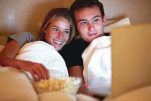 Serialul urmărit pe internet, pe cât de popular, pe atât de ilegal