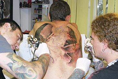 Businessul cu tatuaje, mai perisabil decât tatuajul în sine