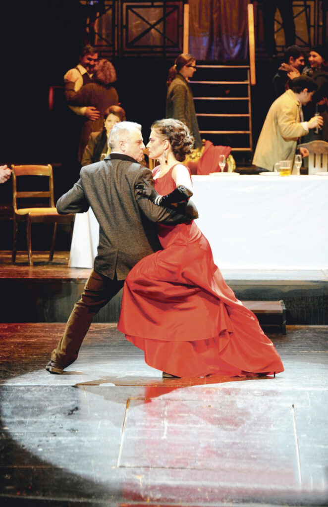 Teatru cu sala plină