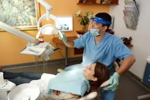 Ai probleme dentare? Statul nu mai decontează intervenţii anul acesta