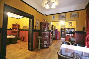 Antique, un bistrou pentru prietenii vinului bun