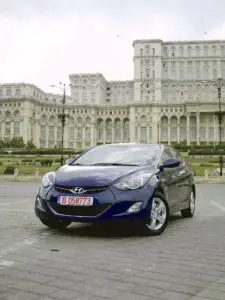 Elantra, o asiatică ostentativă pusă pe vânat clienți