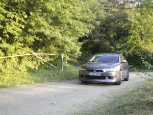 Războinic nipon cu armură strălucitoare și pretenții de samurai