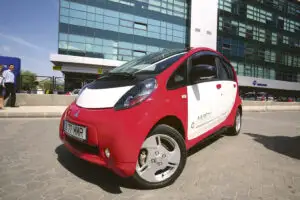 Mitsubishi i-MiEV, un mic samurai electric, aruncat într-o luptă nedreaptă