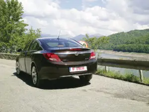 Insignia 4×4, o limuzină  care nu se teme de drumuri grele