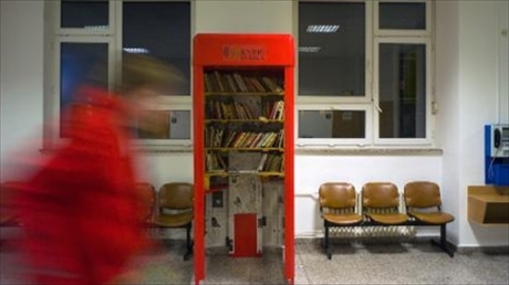 Cabine telefonice în Praga, transformate în minibiblioteci