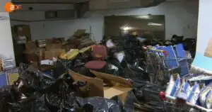 INCREDIBIL Grecii îşi merită soarta. Iată cum depozitează autorităţile documentele despre contribuabili!