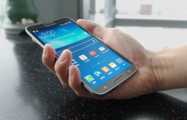 PREMIERĂ Samsung a prezentat telefonul cu ecran curbat