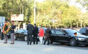 Delegaţia Angelei Merkel atacată la Chişinău cu un cocktail Molotov