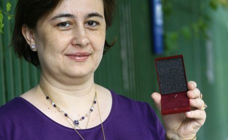 O româncă a inventat un dispozitiv care depistează cancerul în 6 minute