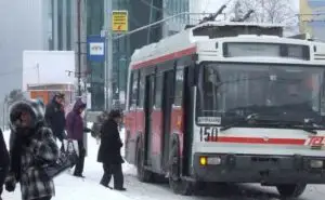 Şoferii care blochează calea de rulare a troleibuzelor se aleg cu dosar penal