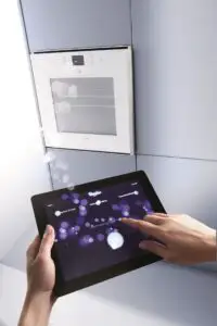 Electrocasnice inteligente controlate de pe telefonul mobil, tabletă sau PC