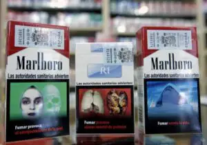Imaginile de pe pachetele de ţigări atrag atenţia fumătorilor cu 33% mai mult decât textele de avertizare