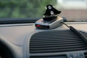 Detectoarele de radar în afara legii şi amenzi mari pentru utilizarea telefonului