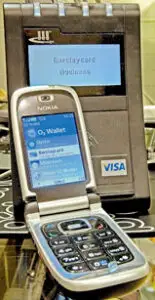 Cu ceasul şi telefonul mobil la POS