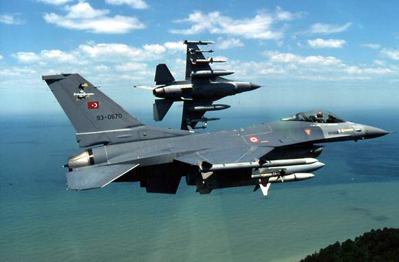 Turcia a trimis avioane F-16 la graniţa cu Siria