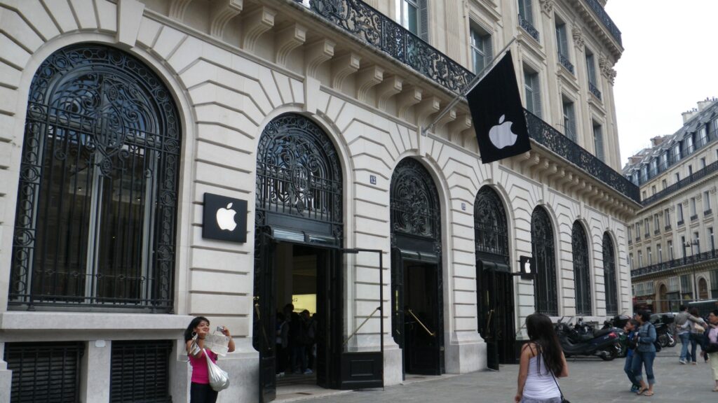 Jaf armat la un magazin Apple din Paris