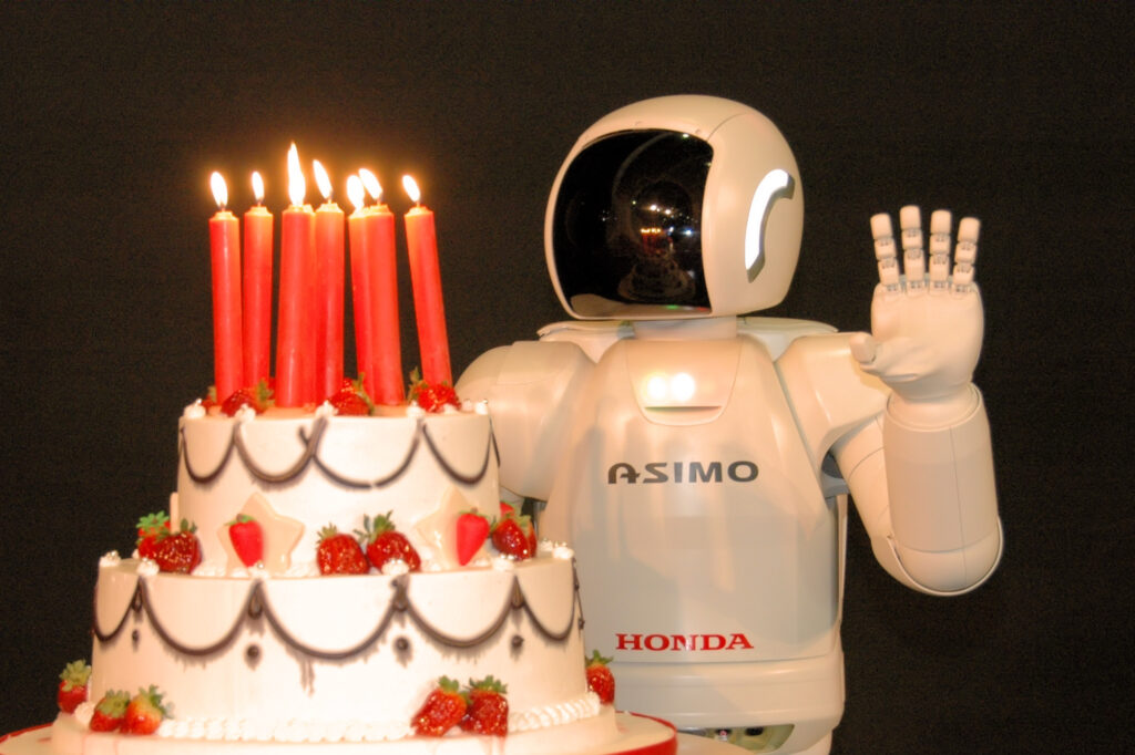 ASIMO, robotul umanoid al Honda, a împlinit zece ani